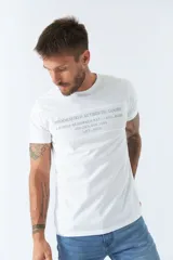 Remera blanca de algodón con cuello redondo y estampado frontal con texto en gris.