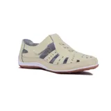 Zapato guillermina casual color beige, con calado y ajuste con velcro.