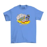 Remera negra de manga corta con un estampado gráfico inspirado en la película y canción "Yellow Submarine" de The Beatles. El diseño muestra el submarino amarillo con los cuatro miembros de la banda en la parte superior.