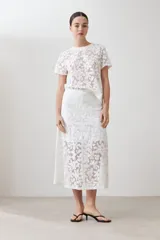 Maxi falda blanca de encaje con forro interior.