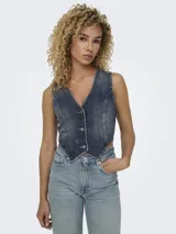 Chaleco de denim azul con cuello en V, cierre frontal con botones metálicos y corte ajustado.