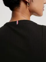 Remera negra acanalada sin mangas de corte slim, con cuello redondo y logo de Tommy Hilfiger bordado en el bajo.