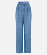 Pantalón pantalona de jean celeste, de corte ancho, con cintura media desplazada, pliegues delanteros y bolsillos.