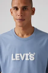 Remera celeste de corte recto y mangas cortas, con logo de Levi's estampado en blanco en el pecho.