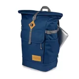Mochila Jansport Hatchet Rolltop color azul con detalles en marrón y gris. Cuenta con compartimento principal con cierre enrollable, bolsillo frontal con solapa y hebilla, bolsillos laterales y asa superior.