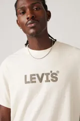 Remera color crema de corte relajado con logo Levi's estampado en el pecho.