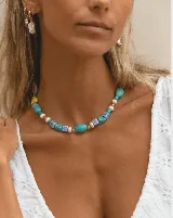 Collar corto con cuentas de piedra natural, cerámica y cristal en tonos turquesa, lila, amarillo y blanco.