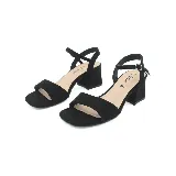 Sandalias beige con taco cuadrado y tira al tobillo.