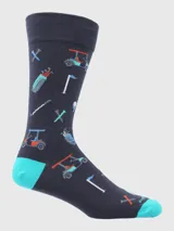 Calcetines largos de hombre color azul marino con estampado temático de golf: carritos de golf, bolsas de palos, banderas y cruces. El talón y la punta son de color turquesa.