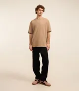 Remera relaxed de mangas cortas confeccionada en algodón más sostenible con cuello redondo y malla texturizada.