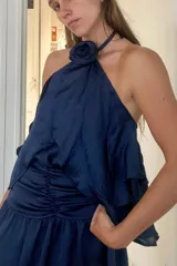 Top azul con escote halter, volados y una rosa removible hecha en tela.