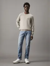 Sweater de punto color beige con cuello redondo y logo 'ck' bordado en el pecho.