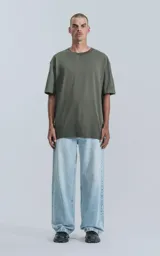 Remerón verde militar de corte extra oversize con hombros caídos, cuello redondo de rib y doble costura.