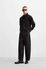 Polo de manga larga color negro, de punto tejido en hilatura de algodón, corte relaxed fit, con cuello solapa y cierre frontal de botonadura.
