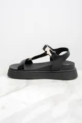 Sandalia de cuero negra con plataforma, tiras combinadas en cuero negro, cuero con estampado animal print y cuero color beige.
