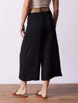 Pantalón capri negro de gasa bambula marca Dictionary. Tiene pretina ancha, pretina trasera elastizada y bolsillos delanteros. El modelo es de pierna ancha e incluye cinturón.