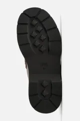 Mocasín de cuero color marrón oscuro, con antifaz y suela track de goma negra.