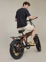 Bermuda de gabardina negra con bolsillos cargo laterales y corte recto.