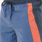 Boardshort de hombre, color azul principal con paneles laterales en naranja y cintura elástica en azul oscuro. Presenta cordón de ajuste negro y un pequeño parche con logo en la parte inferior izquierda.