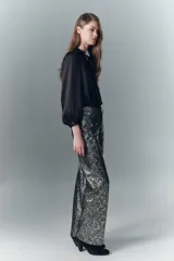 Pantalón oxford de cuero ovino con estampado reptil multicolor y detalles metalizados. Tiro alto, cinco bolsillos y pierna ancha desde la cadera.
