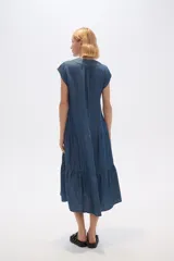 Vestido midi de lyocell color azul denim, con cuello en V, mangas cortas con volados y corte escalonado.