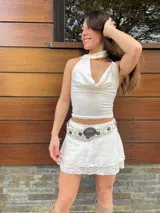 Top marrón con escote drapeado, cuello halter y espalda descubierta.