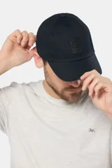 Gorra de béisbol azul de lona con logo en el frente.