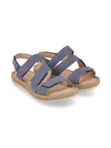 Sandalias de cuero nobuck color rosa pálido, con múltiples tiras ajustables con velcro, plantilla de cuero acolchada y suela de PVC cosida y flexible.