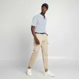 Remera polo celeste de piqué de algodón, corte clásico, con cuello y mangas con ribete blanco.