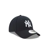 Gorra azul unisex de diseño clásico con logo bordado en color blanco.