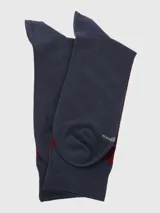 Calcetines largos grises con diseño de rombos en azul y gris. Confeccionados en algodón y spandex, con puño suave.