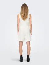 Chaleco sastrero color blanco hueso con bolsillos delanteros. Confeccionado en tejido plano de viscosa y lino. Diseño con cierre de botones y detalle adicional en el frente.