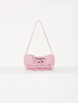 Mini cartera tipo baguette color rosa, realizada en cuero ovino. Tiene acceso mediante un cierre metálico, interior forrado en tejido jacquard con bolsillo y bolsillos frontales con apliques metálicos níquel.
