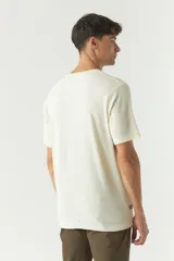 Remera gris oscuro de textura acanalada, corte clásico y cuello redondo.