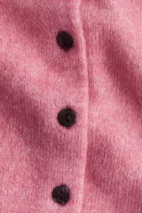 Saco corto de punto fino, color rosado, con escote redondo, cierre frontal con botones y detalles de ribetes en contraste en cuello, puños y ruedo.