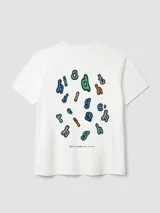 Camiseta blanca de algodón orgánico con corte oversize, estampado de un mosquetón azul y texto en el lateral superior izquierdo y estampado en la espalda.