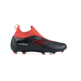 Championes de fútbol Umbro Fuzion, color negro con detalles en rojo y logo de la marca en el lateral.