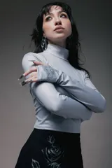 Polera manga larga gris con cuello alto.