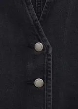 Chaleco negro de denim con cuello en V y cierre frontal con botones.