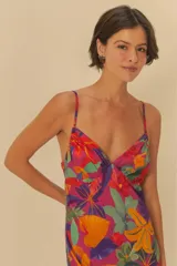 Vestido largo con estampado floral tropical multicolor, breteles finos y escote en V.