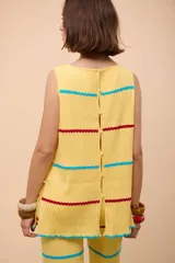 Top azul marino de tejido de punto acanalado, sin mangas y con cuello redondo con detalle de collar de cuentas.