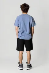 Short de algodón color azul con bolsillos laterales y cintura elástica ajustable con cordón.