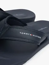 Ojotas Tommy Hilfiger azul marino con logo de la marca en la tira.