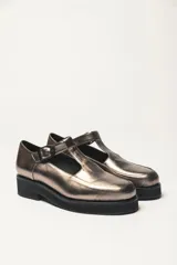 Zapato guillermina color bronce con acabado charol, suela de goma negra y plataforma.