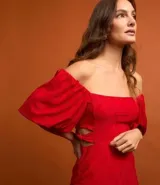 Vestido corto evasê rojo con bordado floral, escote cuadrado, mangas cortas abullonadas y espalda descubierta.