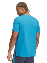 Remera deportiva Under Armour Launch Elite para hombre, color celeste con logo reflectivo en el pecho. Confeccionada con tejido ligero y transpirable que absorbe la humedad y mantiene la frescura durante el ejercicio.