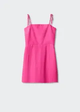 Vestido corto de lino color fucsia, con tirantes finos y escote recto.