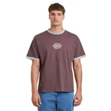 Remera marrón de manga corta con cuello redondo y ribete gris en cuello y mangas. Estampado pequeño con logo de la marca en el pecho.