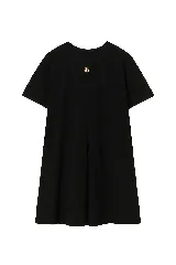 Vestido negro de manga corta con tablas en la parte delantera y trasera.