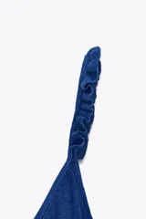 Top azul de punto con escote en pico y tirantes finos con volantes.